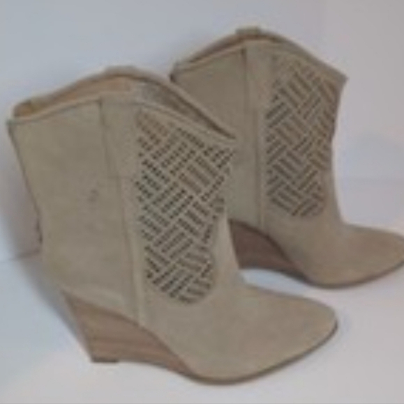 💙🌺Tan Heeled Boots with Elegant Design - Picture 1 of 11